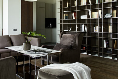 Свежая идея для дизайна: большая гостиная комната в современном стиле с с книжными шкафами и полками, серыми стенами, темным паркетным полом, коричневым полом и деревянными стенами - отличное фото интерьера