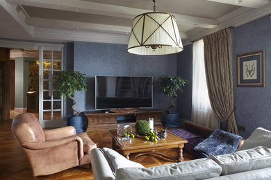 Diseño de salón cerrado clásico con paredes azules, suelo de madera en tonos medios y televisor independiente