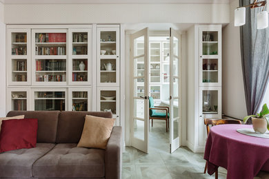 Idee per un soggiorno chic con libreria, pareti bianche e parquet chiaro