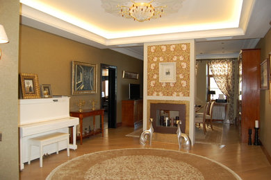 Идея дизайна: открытая гостиная комната среднего размера в классическом стиле с музыкальной комнатой, коричневыми стенами, деревянным полом и отдельно стоящим телевизором
