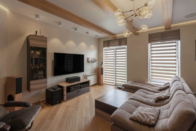Diseño de salón con rincón musical abierto actual grande con paredes beige, suelo de madera en tonos medios, televisor colgado en la pared y suelo beige