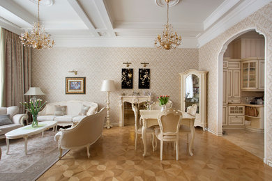 Пример оригинального дизайна: гостиная комната в классическом стиле с бежевыми стенами и светлым паркетным полом