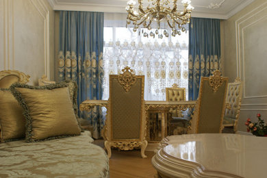 Пример оригинального дизайна: изолированная, объединенная гостиная комната в классическом стиле с паркетным полом среднего тона и телевизором на стене без камина