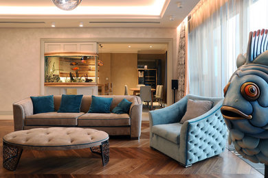 Ejemplo de salón abierto clásico renovado con paredes beige, suelo de madera en tonos medios y suelo marrón