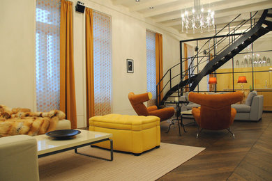 На фото: парадная, открытая гостиная комната среднего размера в стиле фьюжн с белыми стенами, темным паркетным полом, телевизором на стене и коричневым полом с