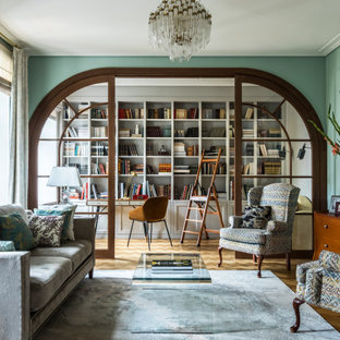 Klassische Bibliothek mit braunem Boden in Moskau