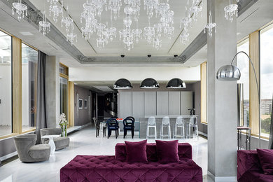 Пример оригинального дизайна: большая открытая гостиная комната в современном стиле с серыми стенами, мраморным полом и белым полом