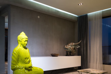 Свежая идея для дизайна: парадная гостиная комната в стиле фьюжн с серыми стенами - отличное фото интерьера