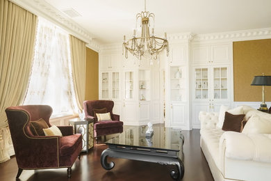 На фото: большая двухуровневая гостиная комната в викторианском стиле с с книжными шкафами и полками, белыми стенами, деревянным полом и коричневым полом с