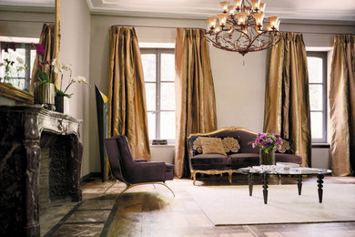 На фото: большая парадная гостиная комната в классическом стиле с тюлем на окнах