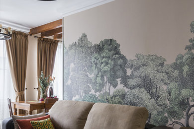 Offenes Klassisches Wohnzimmer mit beiger Wandfarbe, dunklem Holzboden und braunem Boden in Moskau