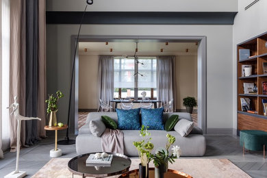На фото: гостиная комната в современном стиле с серыми стенами, светлым паркетным полом и серым полом