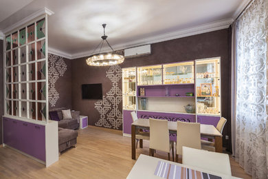 Ejemplo de salón bohemio de tamaño medio con paredes púrpuras, suelo laminado y suelo beige