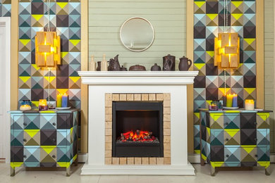 Свежая идея для дизайна: гостиная комната в стиле фьюжн с разноцветными стенами и стандартным камином - отличное фото интерьера