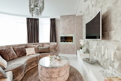 Foto di un soggiorno contemporaneo aperto con sala formale, pareti beige, camino ad angolo, cornice del camino in metallo e TV a parete