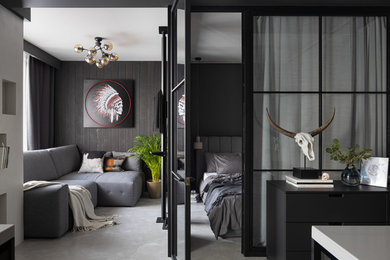 Идея дизайна: маленькая объединенная гостиная комната в стиле лофт с черными стенами, серым полом и бетонным полом без камина