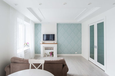 Идея дизайна: объединенная гостиная комната в скандинавском стиле с белыми стенами, полом из ламината, телевизором на стене и бежевым полом