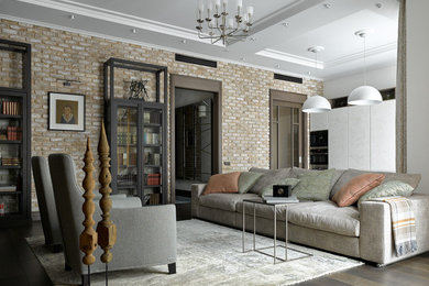 На фото: парадная, открытая гостиная комната в современном стиле с бежевыми стенами, темным паркетным полом, коричневым полом, многоуровневым потолком и кирпичными стенами с
