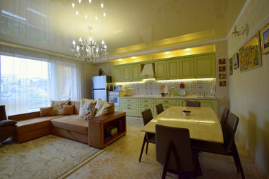 Стильный дизайн: большая открытая гостиная комната в стиле фьюжн с разноцветными стенами, полом из керамической плитки, отдельно стоящим телевизором и коричневым полом без камина - последний тренд