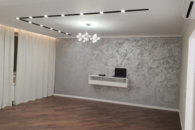 Идея дизайна: гостиная комната среднего размера в стиле неоклассика (современная классика) с бежевыми стенами, темным паркетным полом и коричневым полом без камина, телевизора