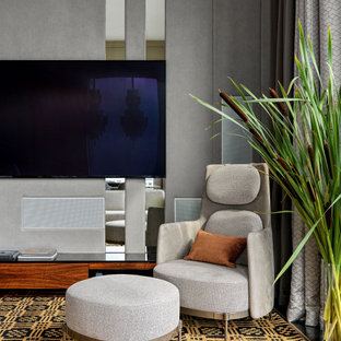 Modernes Wohnzimmer mit grauer Wandfarbe, Multimediawand und vertäfelten Wänden in Moskau