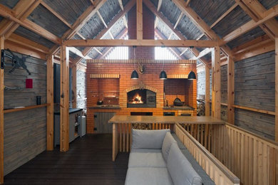 На фото: гостиная комната среднего размера в скандинавском стиле с деревянным полом с