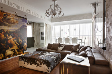 Пример оригинального дизайна: изолированная гостиная комната среднего размера в современном стиле с темным паркетным полом и коричневыми стенами
