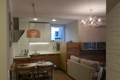 Ejemplo de salón abierto romántico pequeño con paredes grises, suelo laminado y suelo marrón
