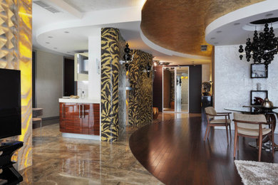Modelo de salón contemporáneo grande con paredes blancas, suelo de madera en tonos medios, pared multimedia y suelo marrón