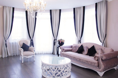 На фото: изолированная гостиная комната среднего размера в классическом стиле с розовыми стенами и паркетным полом среднего тона