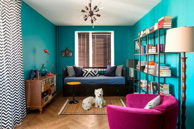 Стильный дизайн: гостиная комната в стиле фьюжн с с книжными шкафами и полками, синими стенами и паркетным полом среднего тона без камина - последний тренд