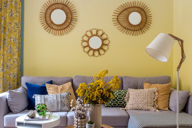 Источник вдохновения для домашнего уюта: гостиная комната среднего размера в морском стиле с желтыми стенами, светлым паркетным полом и ковром на полу без камина