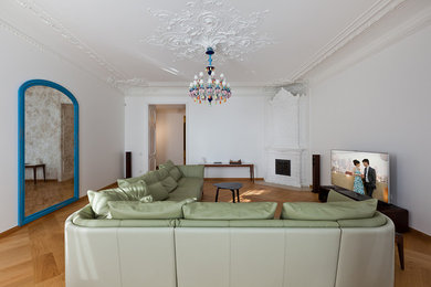 Источник вдохновения для домашнего уюта: парадная, изолированная гостиная комната среднего размера в современном стиле с белыми стенами, светлым паркетным полом, угловым камином, фасадом камина из плитки, отдельно стоящим телевизором и коричневым полом