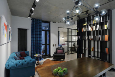 Imagen de salón abierto urbano pequeño sin chimenea y televisor con paredes blancas y suelo beige