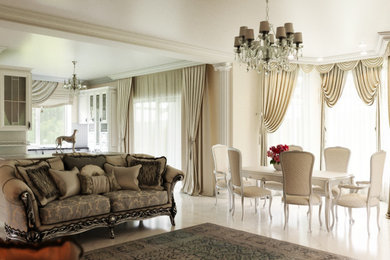 Пример оригинального дизайна: двухуровневая гостиная комната среднего размера в классическом стиле с бежевыми стенами, полом из керамогранита и белым полом