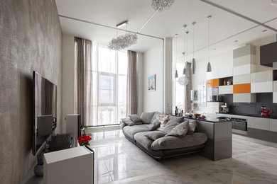 Diseño de salón para visitas abierto actual con paredes blancas, televisor colgado en la pared y suelo blanco