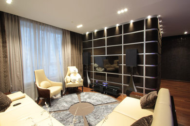 Идея дизайна: большая открытая гостиная комната в современном стиле с темным паркетным полом и телевизором на стене