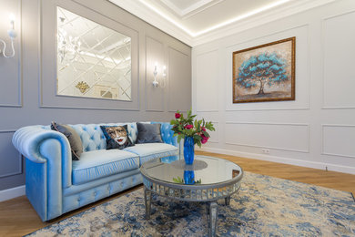 Стильный дизайн: гостиная комната среднего размера в стиле неоклассика (современная классика) - последний тренд