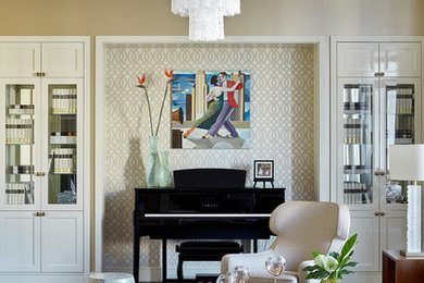 Пример оригинального дизайна: гостиная комната в стиле неоклассика (современная классика) с бежевыми стенами и паркетным полом среднего тона