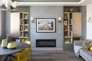 Пример оригинального дизайна: парадная, открытая гостиная комната среднего размера в современном стиле с серыми стенами, горизонтальным камином, фасадом камина из металла и коричневым полом без телевизора
