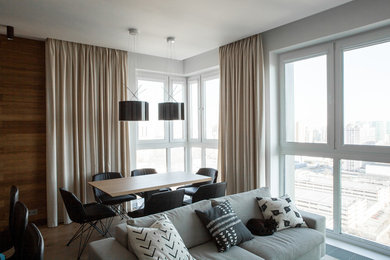 Пример оригинального дизайна: открытая гостиная комната среднего размера в современном стиле с белыми стенами, светлым паркетным полом и телевизором на стене