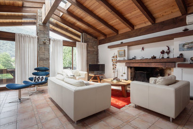 Modelo de salón para visitas de estilo de casa de campo grande con paredes blancas, todas las chimeneas, marco de chimenea de madera y televisor independiente