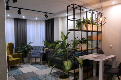 Идея дизайна: маленькая гостиная комната в современном стиле с белыми стенами, телевизором на стене и бежевым полом для на участке и в саду