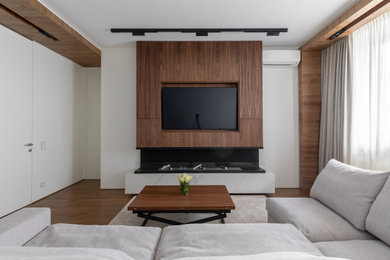 Источник вдохновения для домашнего уюта: гостиная комната в стиле неоклассика (современная классика) с коричневыми стенами, темным паркетным полом, горизонтальным камином, мультимедийным центром и коричневым полом