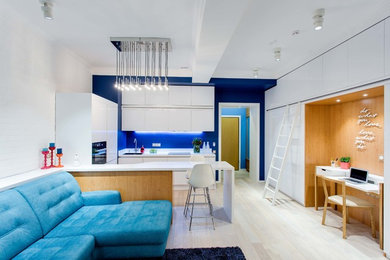 Идея дизайна: парадная, открытая, объединенная гостиная комната в современном стиле с белыми стенами, светлым паркетным полом и синим диваном без камина