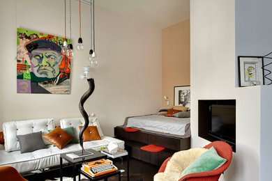 Idee per un soggiorno design aperto con sala formale, pareti bianche, parquet scuro, camino classico e parete attrezzata