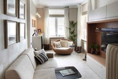 Источник вдохновения для домашнего уюта: изолированная, парадная гостиная комната в современном стиле с телевизором на стене, бежевыми стенами и ковровым покрытием
