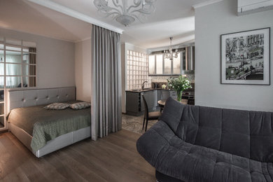 Foto di un piccolo soggiorno contemporaneo aperto con pavimento in legno massello medio e pareti grigie