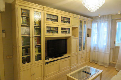 На фото: гостиная комната среднего размера в классическом стиле с бежевыми стенами, полом из ламината, мультимедийным центром, бежевым полом и обоями на стенах без камина с