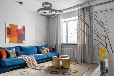 Стильный дизайн: открытая, объединенная гостиная комната среднего размера в современном стиле с серыми стенами и бежевым полом - последний тренд